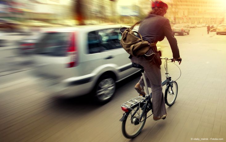 Radfahrer ohne Kennzeichnung auf Straße