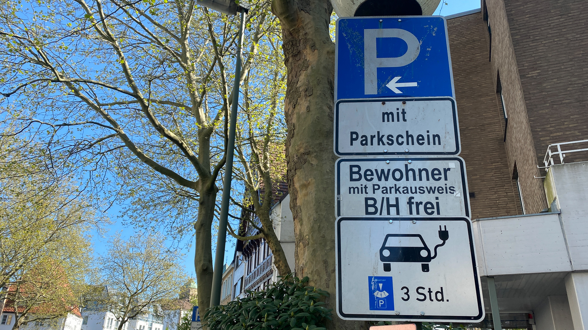 https://www.gutschild.de/blog/wp-content/uploads/2020/05/Elektroauto-Parkplatz-nur-mit-E-Kennzeichen-Bussgeld-Falsch-Parken-Gutschild-KFZ-Ratgeber-02.jpg